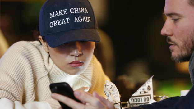 北京某酒吧內一位女子戴上「復興中國」的鴨舌帽（9/11/2016）