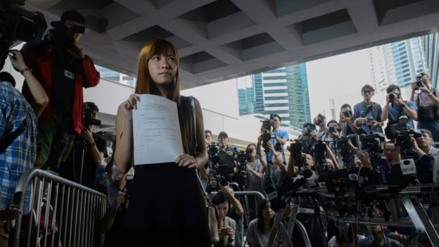 11月15日遊蕙禎在判決後持判決書在法院外會見傳媒。