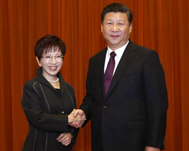 中國國民黨主席洪秀柱（左）與中共中央總書記習近平（右）在北京人民大會堂會晤（1/11/2016）