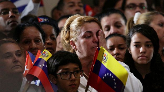 委內瑞拉加拉加斯官方悼念卡斯特羅儀式上一名女士掩面拭淚（26/11/2016）