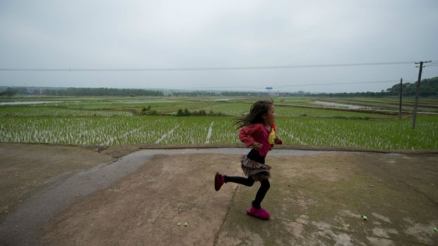 湖南某農村內一名女孩在農田前跑過（資料圖片）