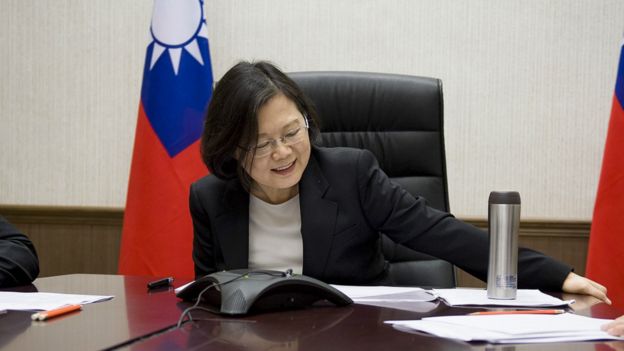 台湾总统府发布消息称，通话发生在台湾时间晚上11时（美东时间2日上午10时），通话持续了十多分钟。