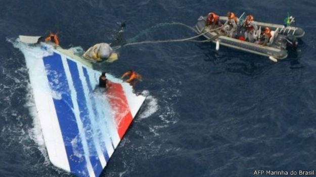 Partes do avião do voo 447 da Air France (AFP/Marinha do Brasil)