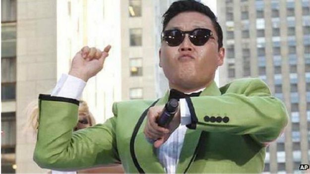 El artista surcoreano Psy en el videoclip de Gangnam Style