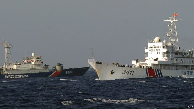 中国海警船和越南海警船去年曾在在南海附近争议海域发生对峙和冲突（资料照片，14/05/2014）。