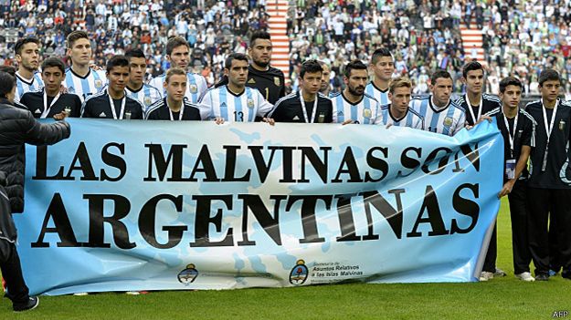 La selección argentina apoyando la reivindicación sobre las Malvinas / Falklands