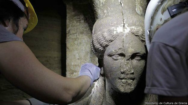 Detalle del rostro de una mujer de piedra