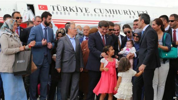 140925152412_turkish_officials_welcomed_the_turkish_hostages_released_by_is_on_20_september_2014_624x351_ap_nocredit.jpg