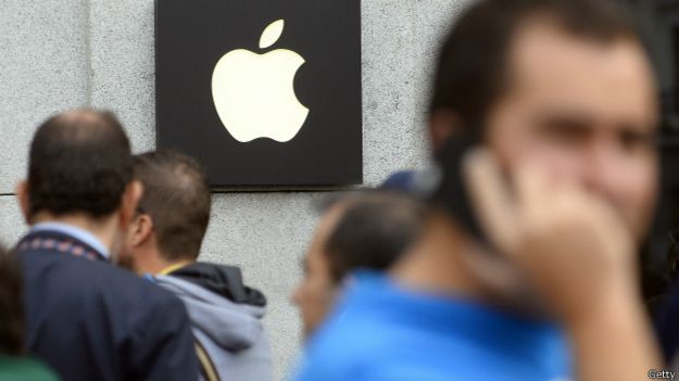 логотип Apple и силуэт человека 