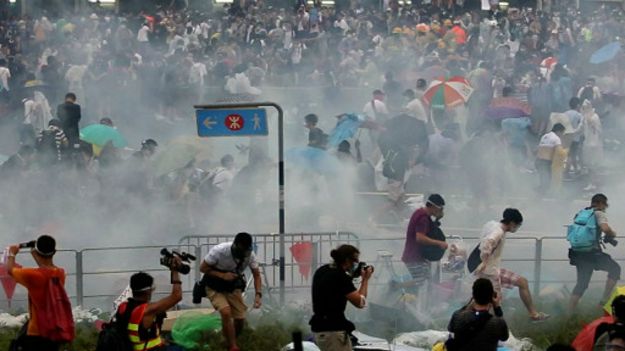 香港警察在9月28日向示威者施放催淚彈