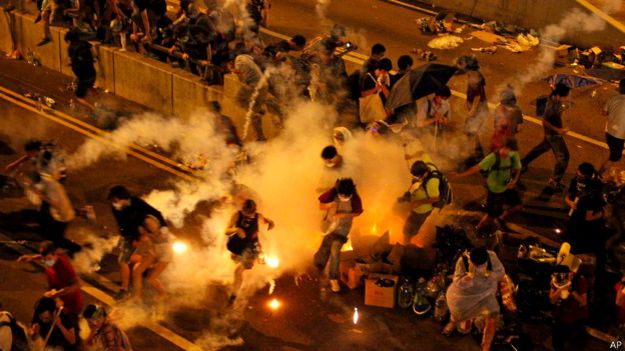 香港占中示威时警方放催泪弹