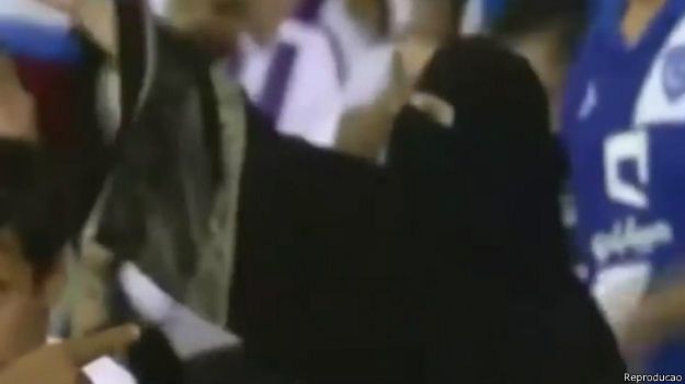 Torcedora saudita em jogo de futebol / Crédito: Reproducao