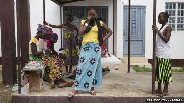 Mwanamke anyeshukiwa kuwa na Ebola akilia nje ya zahanati Sierra Leo