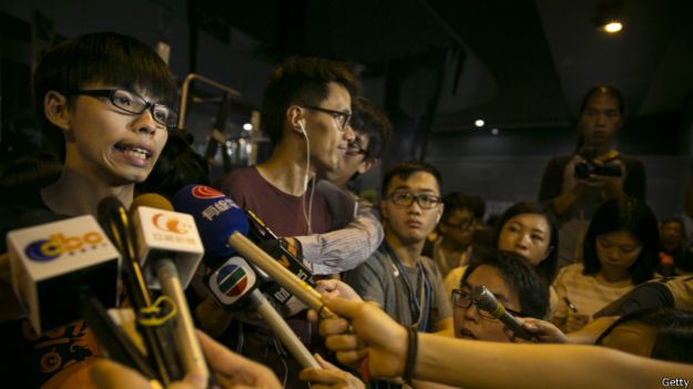 正在香港组织“占中”行动的学生组织代表接受媒体采访