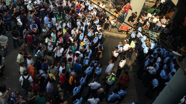 香港金鍾道上警方拉起人鏈分隔“反占中”遊行人士與“占領中環”參與者（BBC中文網圖片13/10/2014）