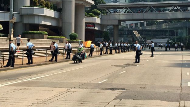 香港警方清理“占领中环”示威者架设的路障后在金钟道东行车道上列阵（BBC中文网图片14/10/2014）