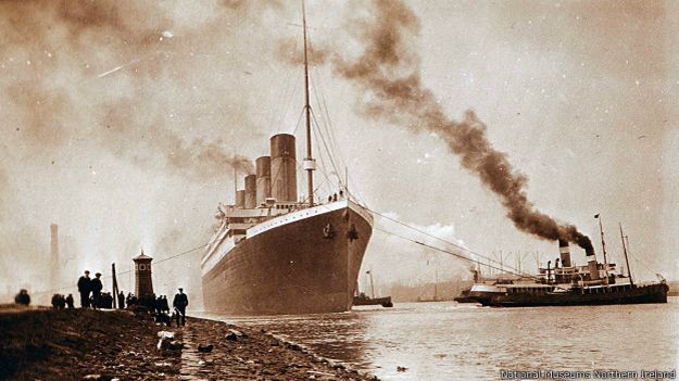 Titanic sendo rebocado do estaleiro em Belfast