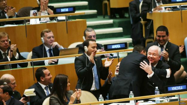 Rafael Ramirez recibe felicitaciones tras la votación