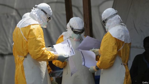 Médicos no tratamento do ebola / Crédito: Getty