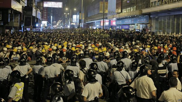 手持防暴装备警员在香港旺角街头与大批示威者对峙（19/10/2014）