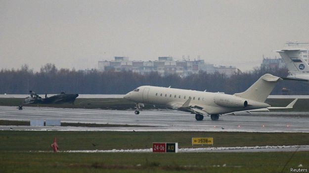 самолет на фоне обгоревших обломков Falcon во Внукове