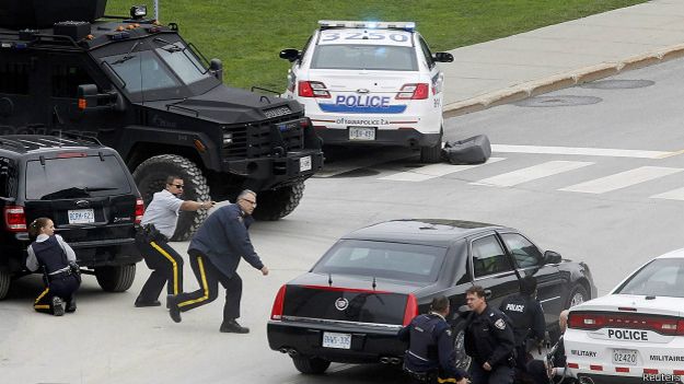 Полиция у парламентского комплекса в Оттаве