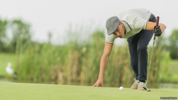 Joven jugando golf