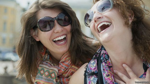 Dos mujeres riendo