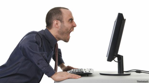 Hombre le grita a pantalla de computadora