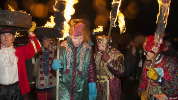 Ритуальное "Сжигание старого года" во время праздника "Аллендейлский адский огонь"