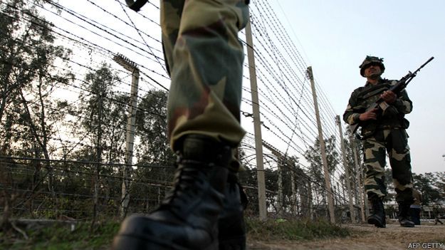 Soldados patrullando la frontera entre India y Pakistán