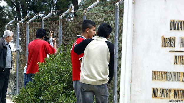 Adolescentes frente a una alambrada en Chipre