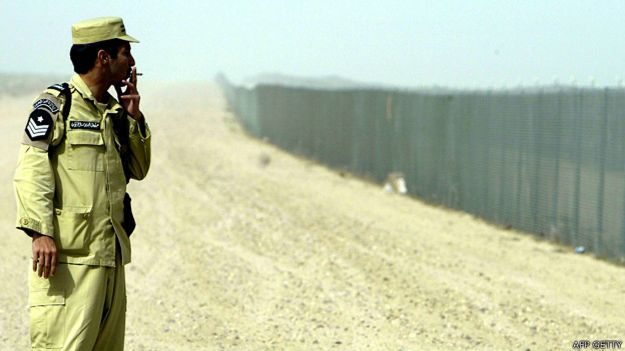Soldado de Kuwait en la frontera con Irak