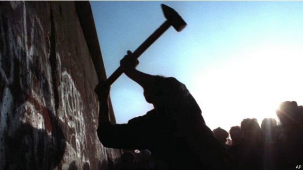 Берлинская стена пала - устоит ли Кремлевская?