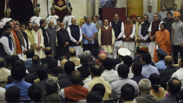 नरेंद्र मोदी अपनी मंत्रीपरिषद के सदस्यों के साथ