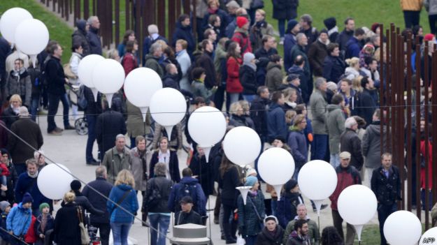 Шары на месте Берлинской стены