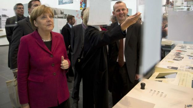 Ангела Меркель осматривает новую экспозицию