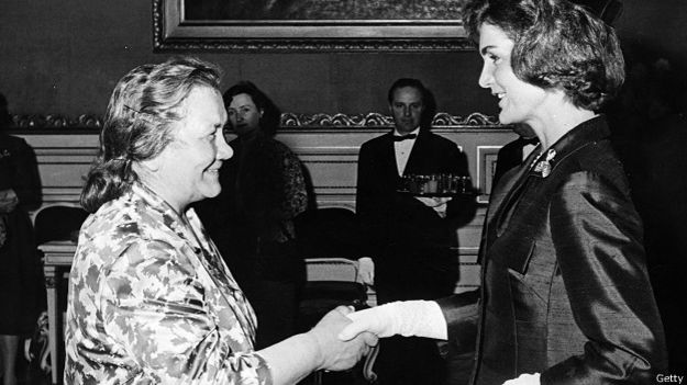 1961 год. Нина Хрущева жмет руку Джеки Кеннеди