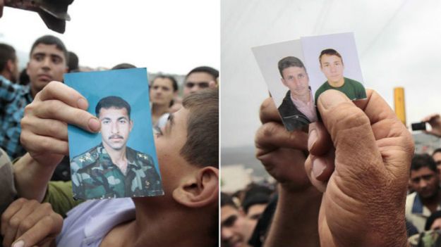 Familiares exibem fotos de desaparecidos (Foto: Getty)