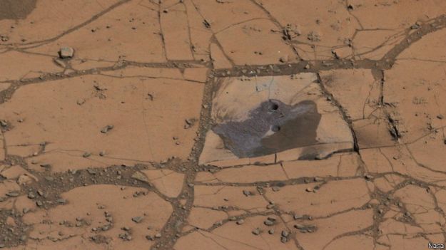 Buraco em Marte realizado pela exploração da sonda Curiosity