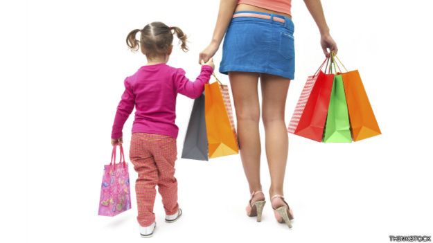 Una madre y una niña de compras