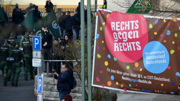 Cartel de la iniciativa con la marcha neonazi de fondo