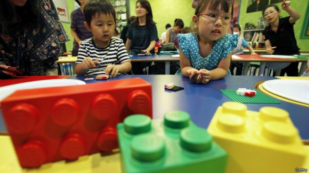 Niños con piezas de lego.