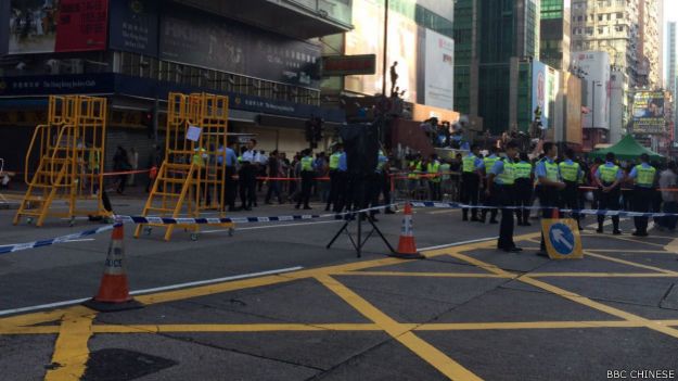 香港警方出動六千警力，協助執達主任執行法院禁制令（BBC中文網記者陳志芬攝影）。