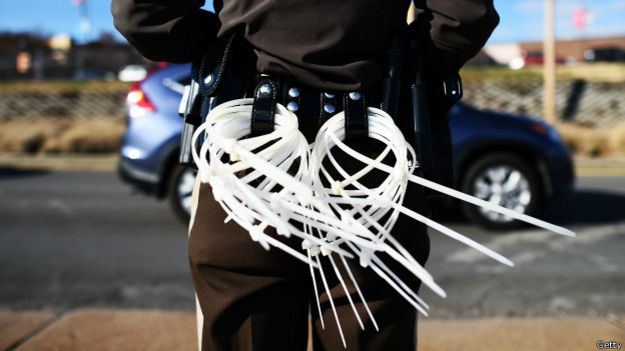 полицейский с наручниками 