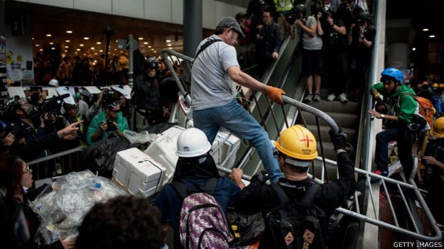 香港“占领中环”行动金钟占领区示威者架起路障堵塞通往政府总部的人行桥（1/12/2014）