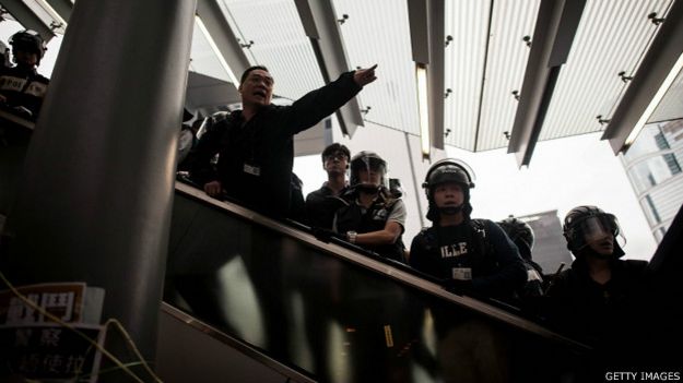 香港“占领中环”行动金钟占领区警员站在扶手电梯上指骂示威者（1/12/2014）