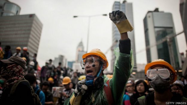 香港“占领中环”行动金钟占领区示威者戴上防护装备（1/12/2014）