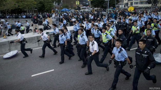香港金钟行政长官办公室外大批警员向示威者推进（1/12/2014）