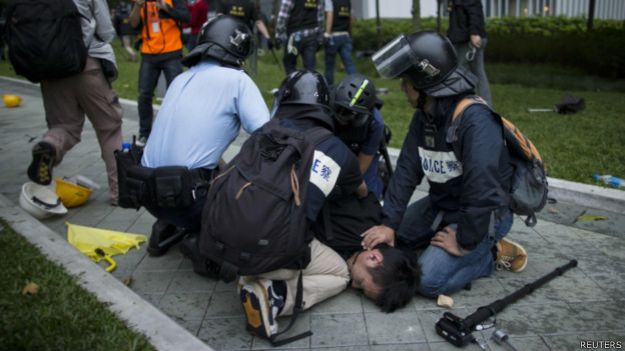 香港金钟行政长官办公室外添马公园一名示威者被数名警员制服（1/12/2014）